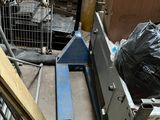 un chariot élévateur au milieu d'un entrepôt rempli de cartons