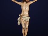 une statue de Jésus sur la croix, sur fond bleu