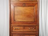 une image d'une commode en bois avec un plateau en marbre