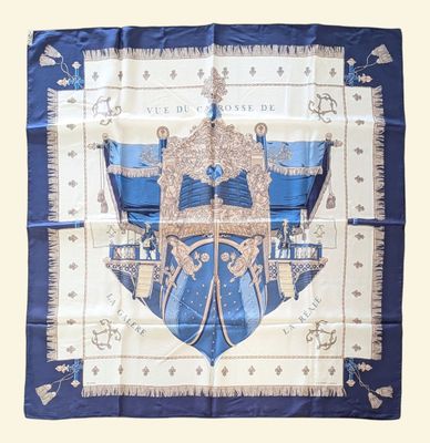 une image représentant une écharpe bleue et blanche ornée d'une couronne
