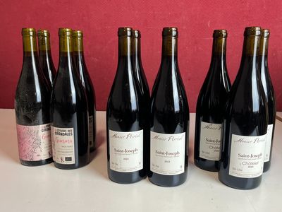 six bouteilles de vin sont alignées sur une table