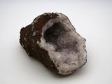 un petit morceau de roche renfermant un gros morceau de roche