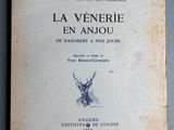 un vieux livre posé sur une table à côté d'un mur bleu