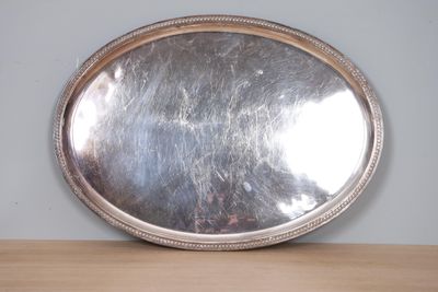 Plateau de service ovale en métal argenté à décor d'une fris…