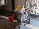 une machine posée par terre devant une porte