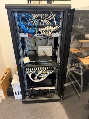 une photo montrant un rack de câbles dans une pièce