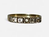 gros plan d'une bague en diamant sur fond blanc