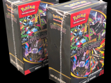 On voit deux boîtes de cartes à collectionner Pokémon sur un fond noir.