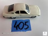 une petite voiture miniature avec une étiquette de prix posée sur la table