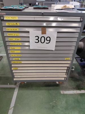 une armoire métallique portant un numéro, dans un entrepôt