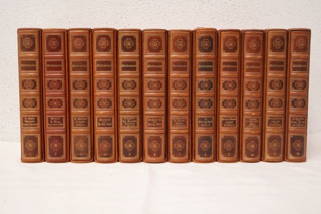 SHAKESPEARE : Œuvres. 12 volumes in-4, plein maroquin sous emboit...