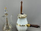 trois types de théières et une carafe à vin