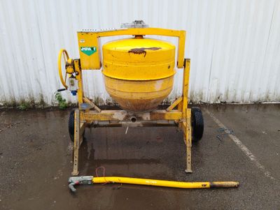une bétonnière jaune garée sur un parking