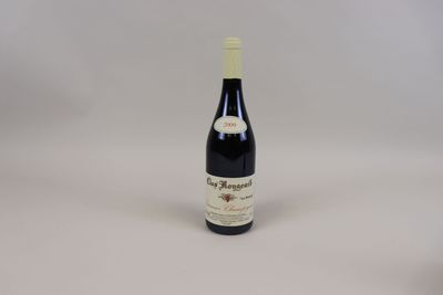 la bouteille de vin est posée sur une surface blanche