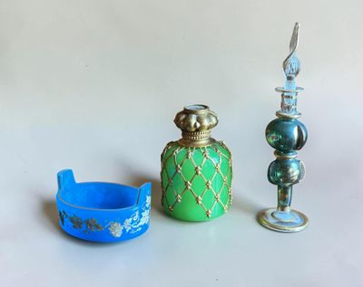 trois objets différents posés sur une table
