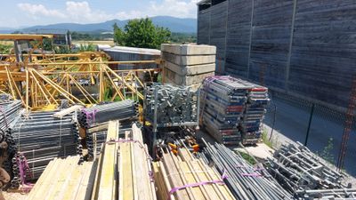 beaucoup de matériaux de construction qui traînent par terre