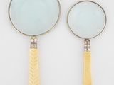 deux loupes à manche en bois sur fond blanc