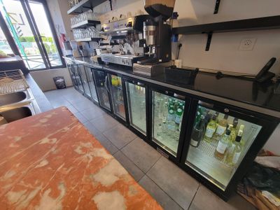 un bar où se trouvent plein de bouteilles de vin