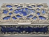 une boîte en argent et lapis-lazuli ornée d'une pierre bleue au centre