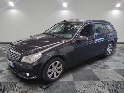 une photo d'une Mercedes Classe C dans un showroom