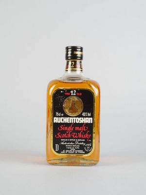 une photo d'une bouteille de whisky posée sur une table