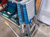 une photo d'un établi sur lequel sont posés des outils