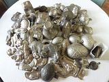 une pile d'objets en étain posée sur une table blanche