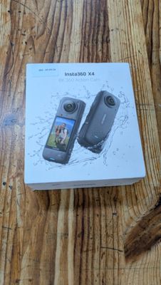 une boîte sur laquelle figure l'image de deux téléphones portables