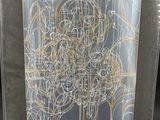 une vitrine en verre contenant le dessin d'un arbre