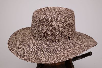 gros plan d'un chapeau sur la tête d'un mannequin