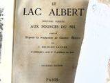 un vieux livre dont un bout de papier dépasse de la couverture