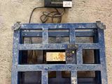 une palette bleue sur laquelle est posé un compteur