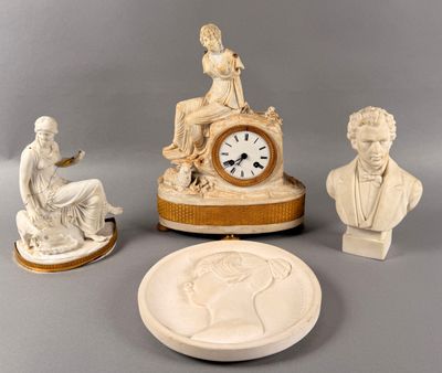 trois statues et une horloge exposées sur une table
