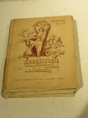 un vieux livre posé sur une table à côté d'une tasse