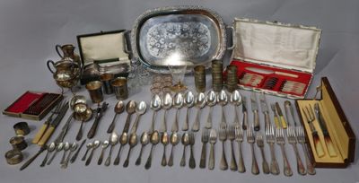 beaucoup d'argenterie sur une table, posée sur un plateau en argent