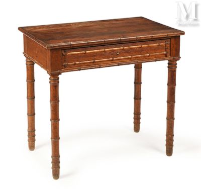 une vieille table en bois surmontée d'un tiroir