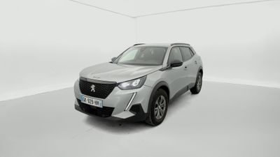 un SUV argenté garé dans une pièce blanche sur fond blanc