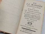 un livre ouvert posé sur une table blanche