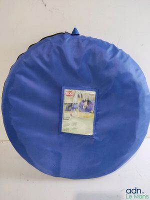 un sac bleu orné d'une image, accroché au mur