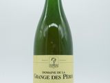 gros plan d'une bouteille de vin sur fond blanc