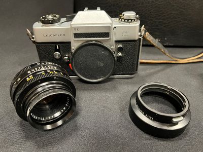 un appareil photo muni d'un objectif, posé sur une table