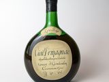 une image représentant une bouteille d'alcool sur fond blanc