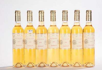 six bouteilles de vin sont alignées dans une rangée