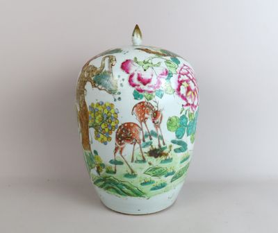 un vase orné d'un cerf et de fleurs