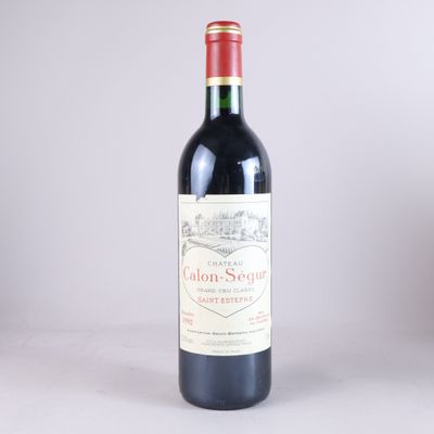 une bouteille de vin posée sur une table