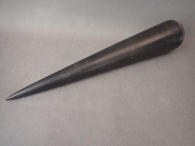 un gros objet métallique posé sur une table