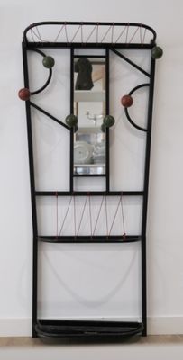 une étagère en métal surmontée d'un miroir