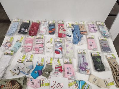 Lot composé d’environ 41 paires de chaussettes pour enfants,…