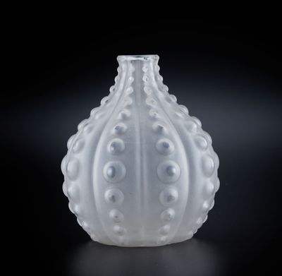 une image représentant un vase blanc sur fond noir