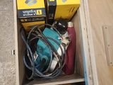 une boîte pleine d'outils posée sur le sol